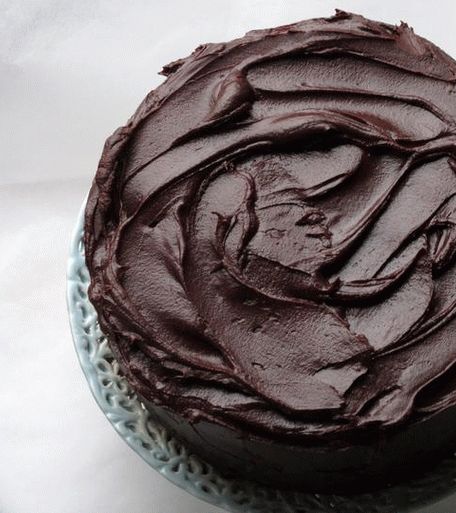 Fotografija čokoladnog kolača s prilogom