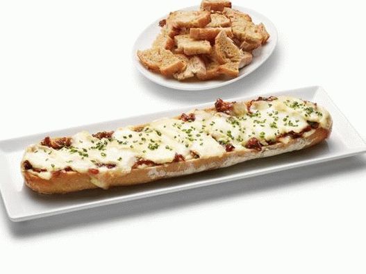 Foto sir i luk umočite u zdjelu francuskog kruha