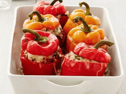 Foto slatke paprike punjene mljevenim puretinom i smeđom rižom