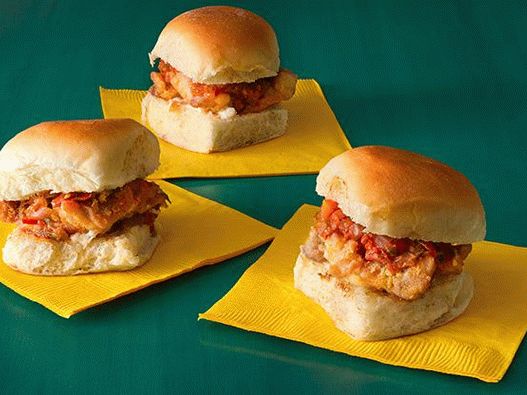 Foto klizači sendviči s pilećim mesom i rajčicom
