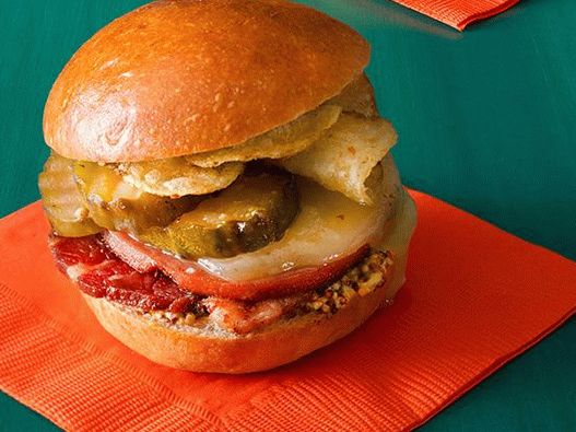 Foto klizači sendviči s prženom mortadelom i salamom