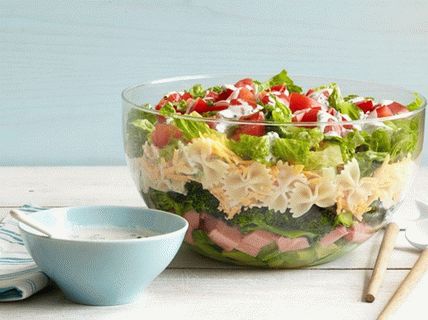 Fotografska salata s lisnatim tijestom, brokolijem i šunkom