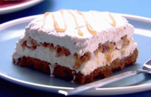Foto puff sladoled torta s lješnjacima i karamelom