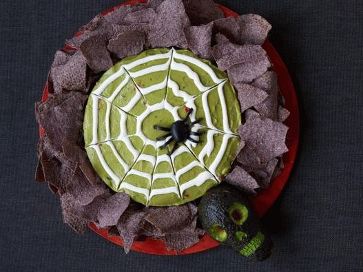 Fotografija umaka guacamole za Halloween s paukovom mrežom