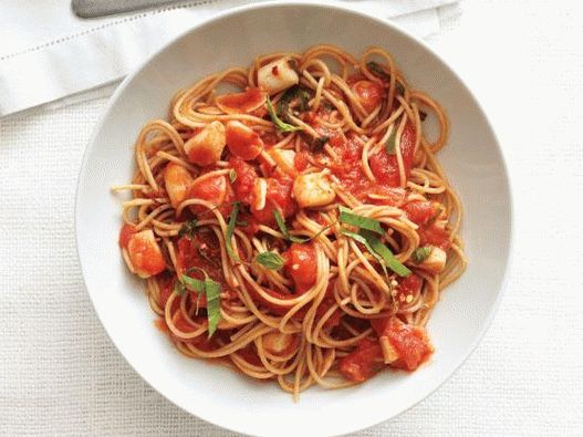 Fotografija špageta i tikvica dimljenih u umaku od marinare