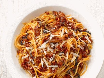 Fotografija špageta s umakom od gljiva i talijanskim kobasicama