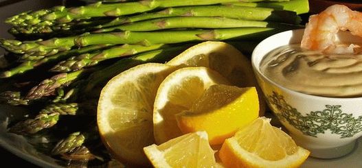 Foto šparoge s umakom od umaka od wasabija i majoneze