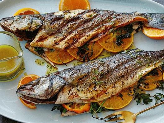 Fotografija cijele mediteranske ribe na žaru sa šerijastim vinigretom, preljevom s peradom