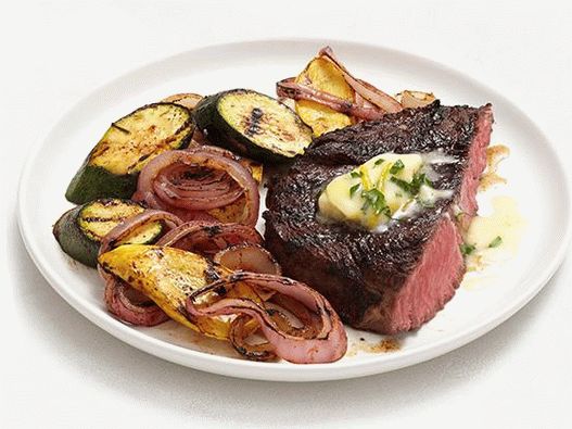 Biftek na roštilju s povrćem i uljem limuna začinjenim