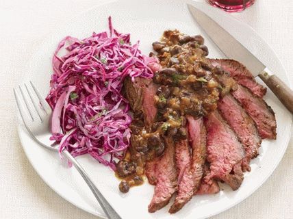 Foto goveđi biftek s salatu od graha i kupusa