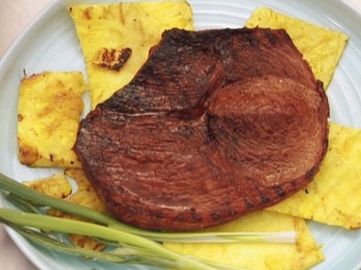 Foto biftek na roštilju mariniran u teriyaki umaku s ananasom