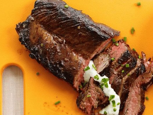 Biftek na roštilju s umakom od hrena i vlasac