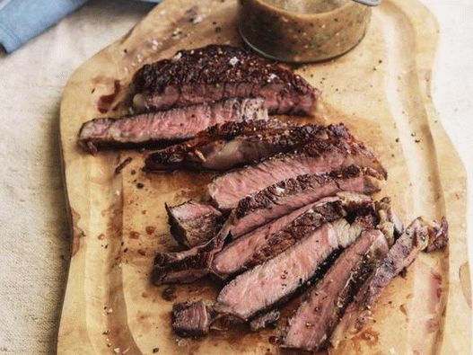 Foto ribeye biftek na roštilju s vatrom salsa