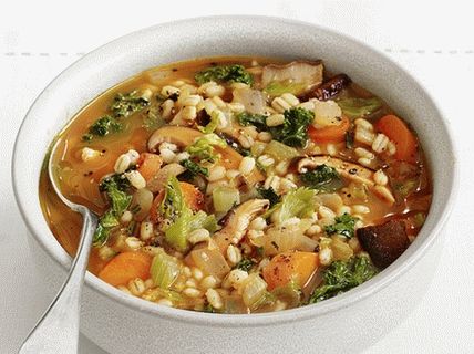 Foto stu s mrkvom, gljivama shiitake i bisernim ječmom