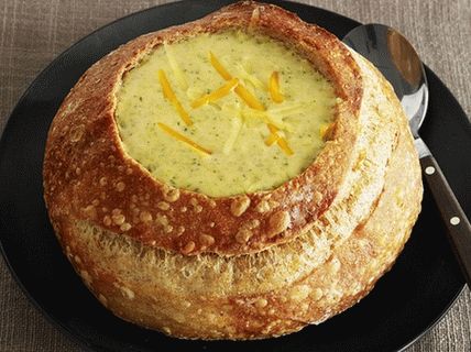Foto juha s brokolijem i cheddar sirom u kruhu