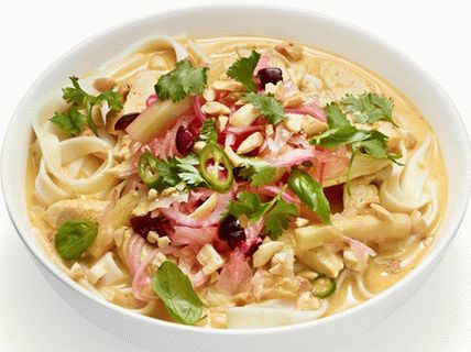 Foto Curry juha s piletinom, kikirikijem i ukiseljenim povrćem