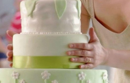 Foto svadbena torta s bijelom čokoladom i bobicama