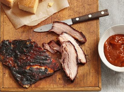 Fotografija svinjskog trbuha na roštilju s umakom od đumbira