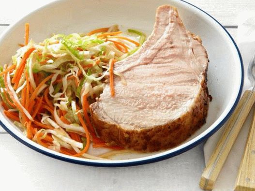 Fotografija svinjskog jela s roštilja na rebrima, s mariniranom religijom