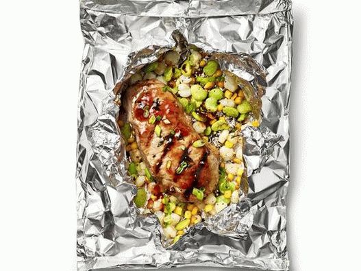 Foto svinjske kotlete sa sukkotash salatom u paketu s folijom na žaru