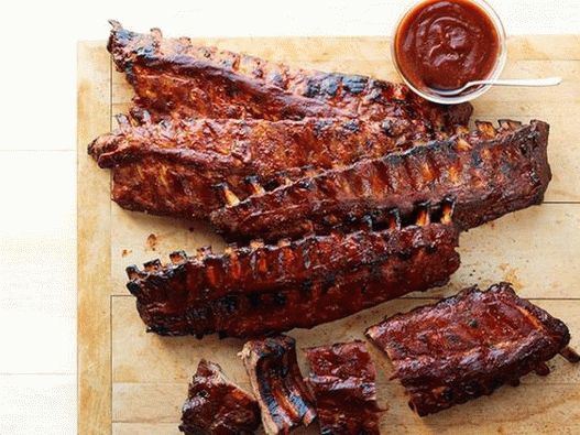 Foto svinjska rebra s umakom s roštilja s kola