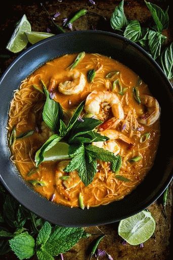 Foto tajlandski crveni curry sa škampima