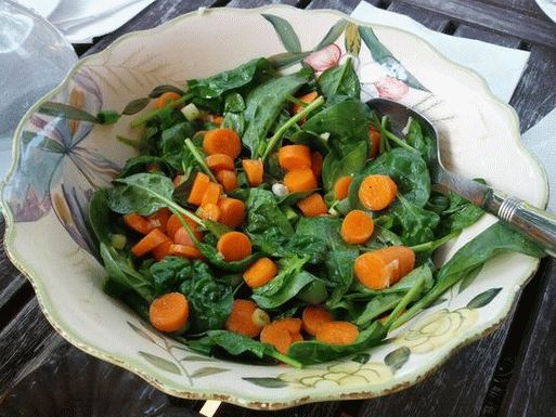 Foto topla salata od mrkve i špinata