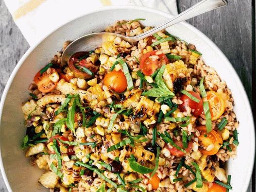 Foto toplu salatu s jelovom (farro) i kukuruzom