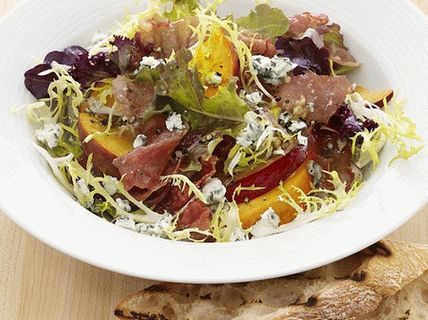 Foto topla salata sa šljivama i breskvama