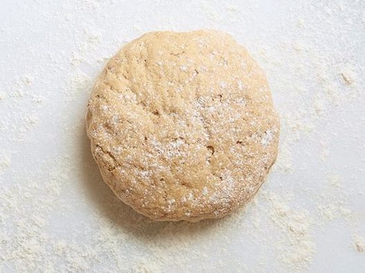Foto tijesto za pizzu od brašna od integralnog brašna