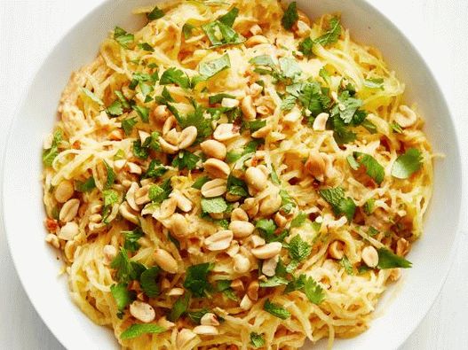 Fotografija špageta s bundevom s umakom od kikirikija