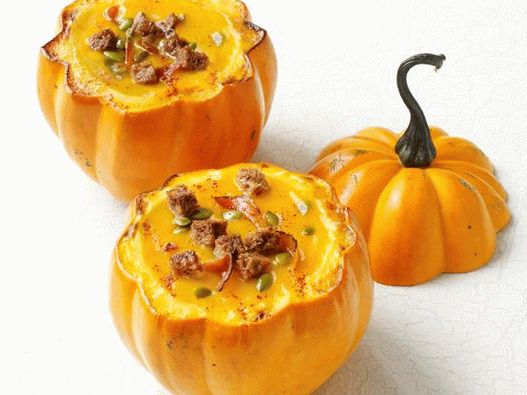 Fotografija juhe od bundeve u loncima s bundevom