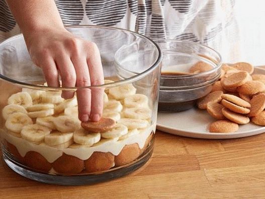 Položite slojeve pudinga i banana na kolačiće naizmjenično,