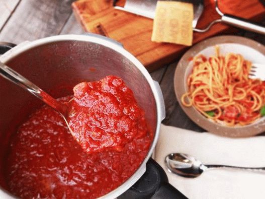Foto umak od rajčice s tunom do špageta