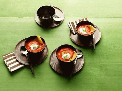 Foto paradajzna juha s čipsom od bibera i kukuruza