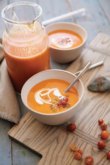 Foto paradajzna juha s jastogom i tropskim ukusom
