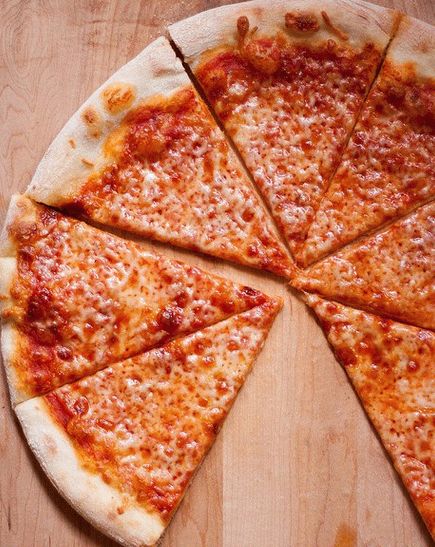 Fotografija tanka pizza u newyorškom stilu