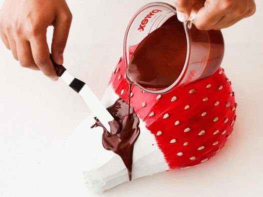 Otopite čokoladu s maslacem, raširite dno kolača, puštajući da čokolada curi iz jagoda.