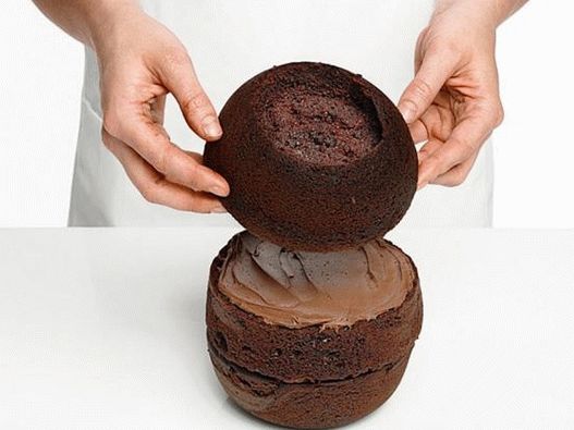 Okrugli kolač podmažite čokoladom, a zatim stavite treći kolač na njega