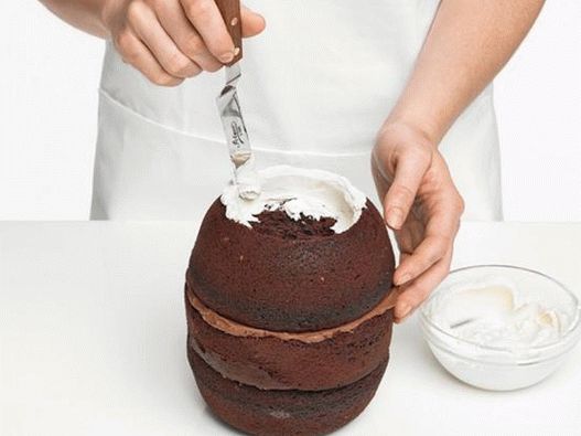 Podmažite vanjski obruč kolača i šupljinu rupice vanilijom