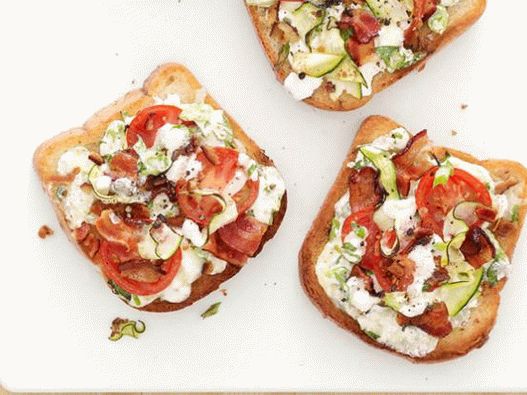 Fotografija prelivena tikvicama i slaninom, pečena sa sirom