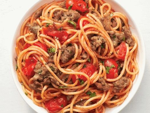 Foto kuhana špageta s mljevenim mesom i rajčicama