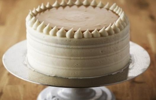 Fotografija rođendanske torte s vanilin kremom od patissiere