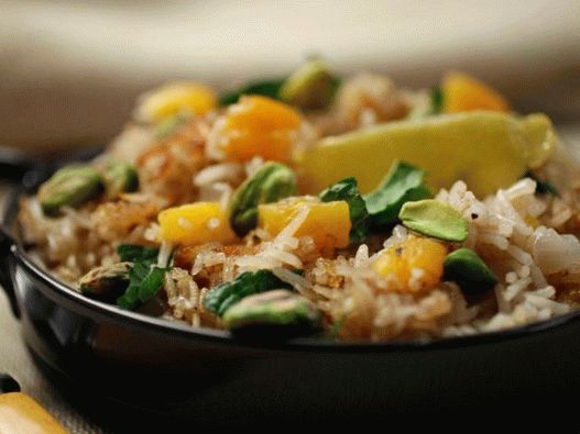 Foto vegetarijanski basmati rižin pilaf sa sušenim marelicama