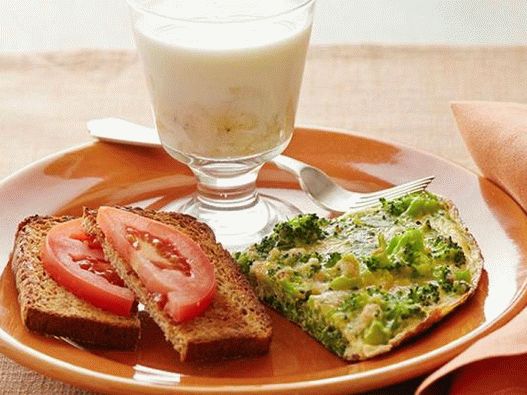 Foto vegetarijanski doručak: Brokula Frittata, tost s rajčicom i banana mlijeko