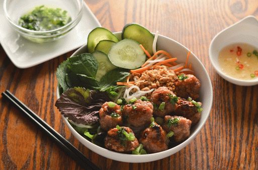 Fotografija vijetnamske svinjske mesne kuglice (Nem Nuong) sa ribljim umakom