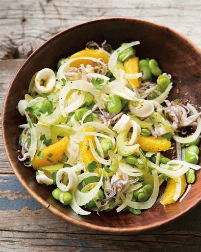 Foto vijetnamska salata s lignjama na žaru