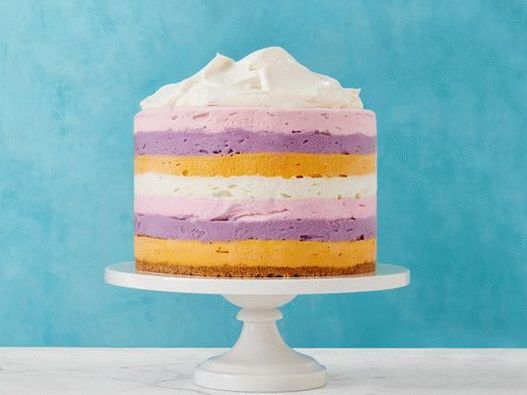Fotografija visokog lisnatog kolača sa sladoledom