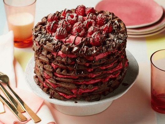 Fotografija jela - Čokoladni kolač s vaflima s vrhnjem