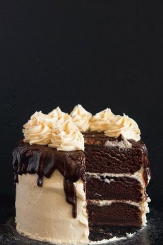 Foto mokri čokoladni kolač sa kremom od vanilijevog maslaca